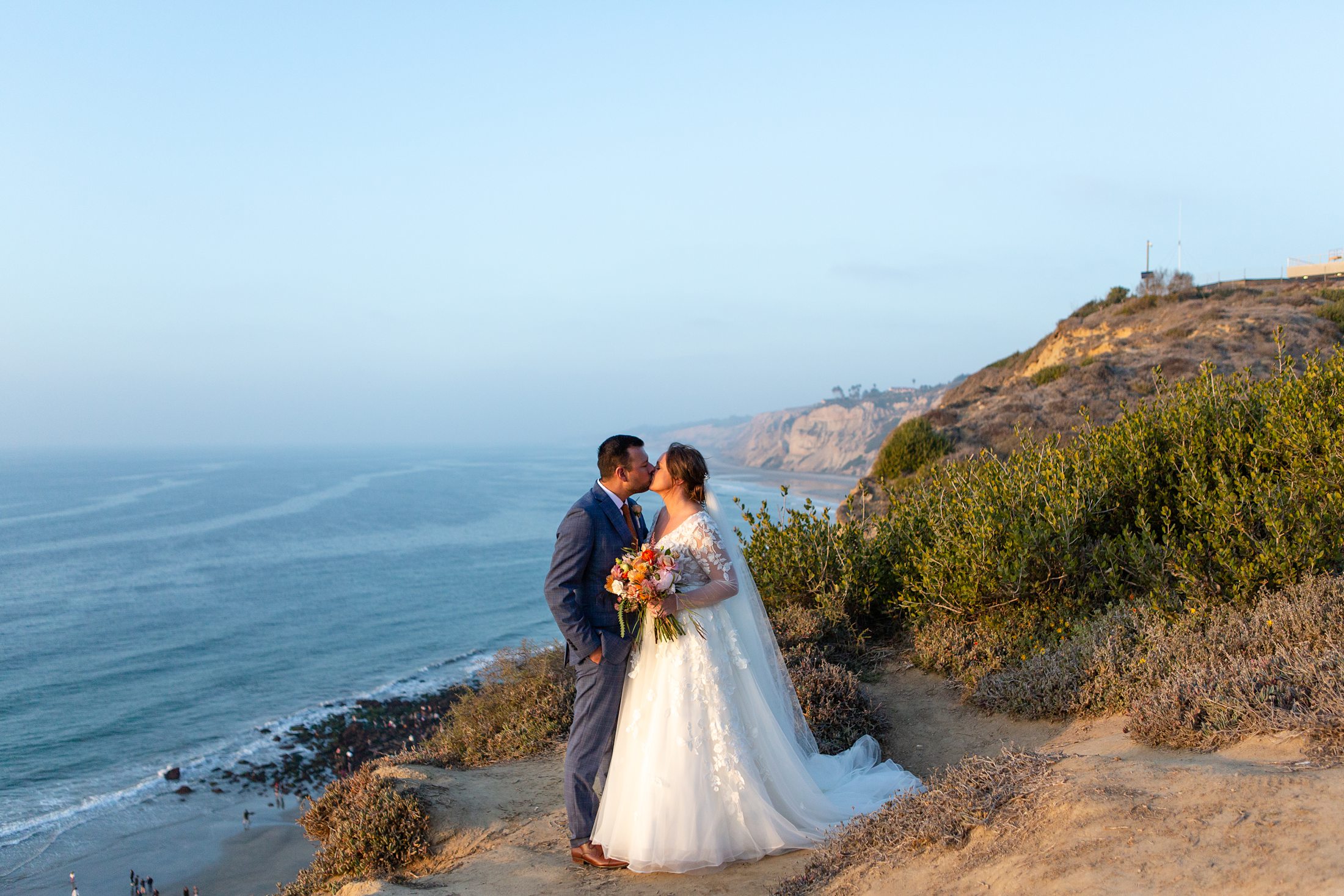 Southern California wedding photographer | Aubrey Rae | bride and groom kissing near cliffs at The Martin Johnson House wedding venue La Jolla